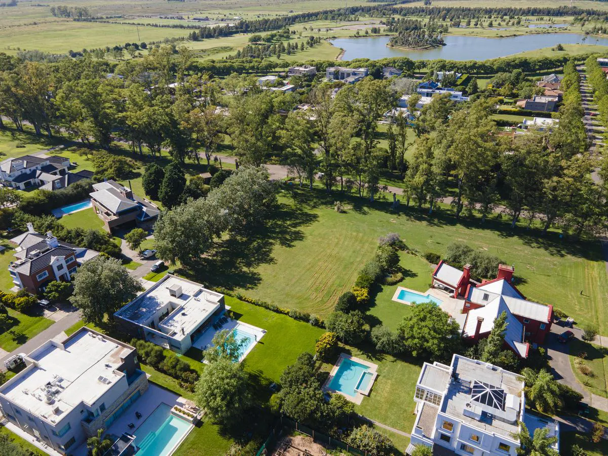 Funes es una localidad cercana a Rosario, donde se encuentran gran cantidad de barrios privados. Funes es una localidad cercana a Rosario, donde se encuentran gran cantidad de barrios privados.