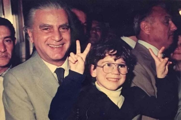 Antonio Cafiero levantando a uno de sus nietos.