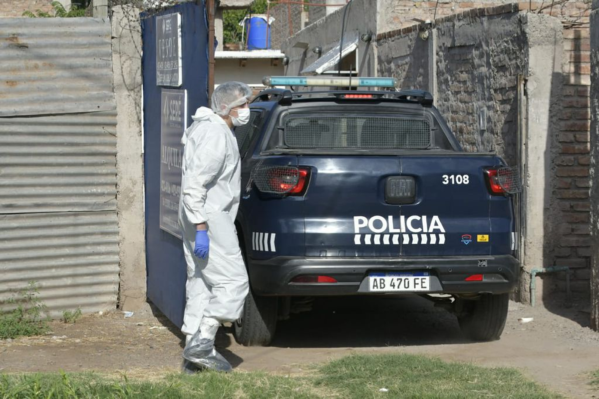 La policía en el lugar del crimen (Foto: Orlando Pelichotti, Los Andes)