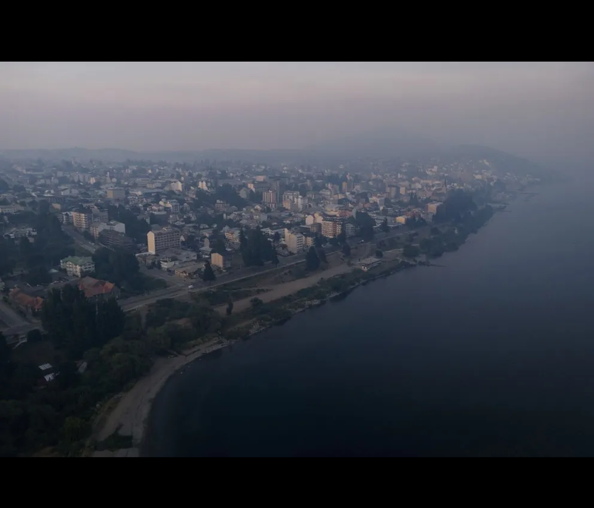 Foto de Bariloche cubierta por el humo de los incendios que avanzan hacia el lago Martin. Foto de Marcelo Martínez, tomada del sitio local ANB.