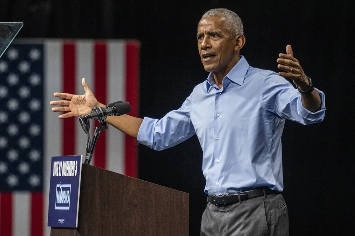 El expresidente estadounidense Barack Obama interviene durante un mitin de campa&ntilde;a para las elecciones medio mandato este s&aacute;bado, en Detroit, M&iacute;chigan (EE.UU.). EFE/EPA/ Ari Saperstein &nbsp; &nbsp;