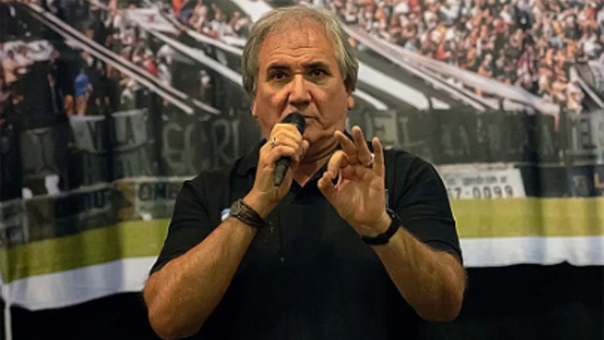 Undirigente opositor de El Porvenir apuntó a que el presidente, Enrique Merelas,debería irse del club “esposado y en patrullero”. Imagen de Rubén Pascualino.(Foto: Noticias Argentinas)