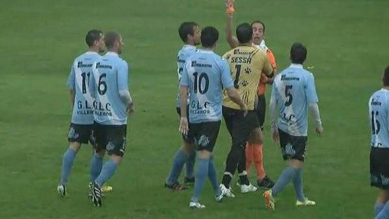 Gastón Sessa agrediendo el árbitro Julio Barraza que lo expulsó
