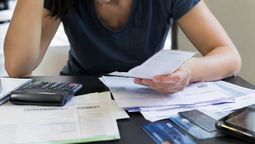Tarjetas de crédito y préstamos: La deuda crece y asfixia a millones de argentinos.