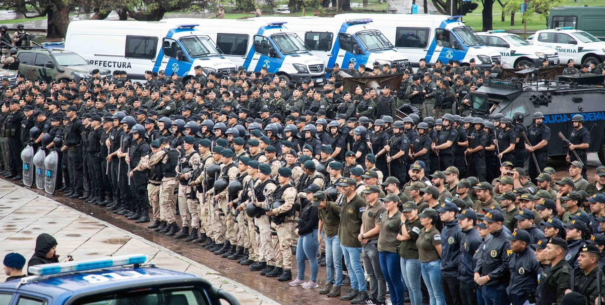 Patricia Bullrich implementó el Plan Bandera en Rosario. Patricia Bullrich implementó el Plan Bandera en Rosario.