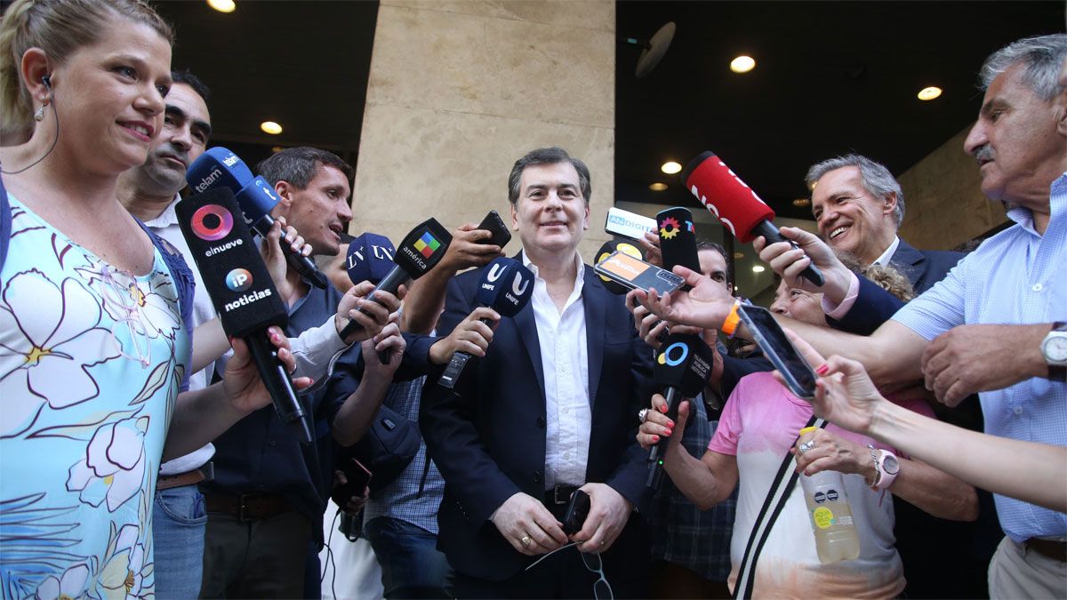 El santiagueño Zamora a la salida de la reunión de gobernadores en el Bapro. El santiagueño Zamora a la salida de la reunión de gobernadores en el Bapro. 