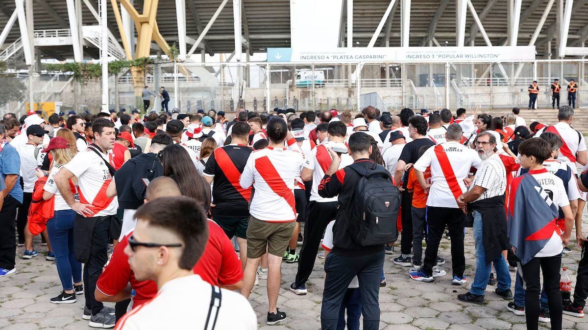 LaLegislatura porteña avanza con un proyecto en la Ciudad Autónoma de BuenosAires (CABA) de prohibir el ingreso a los estadios de deudores alimentarios.