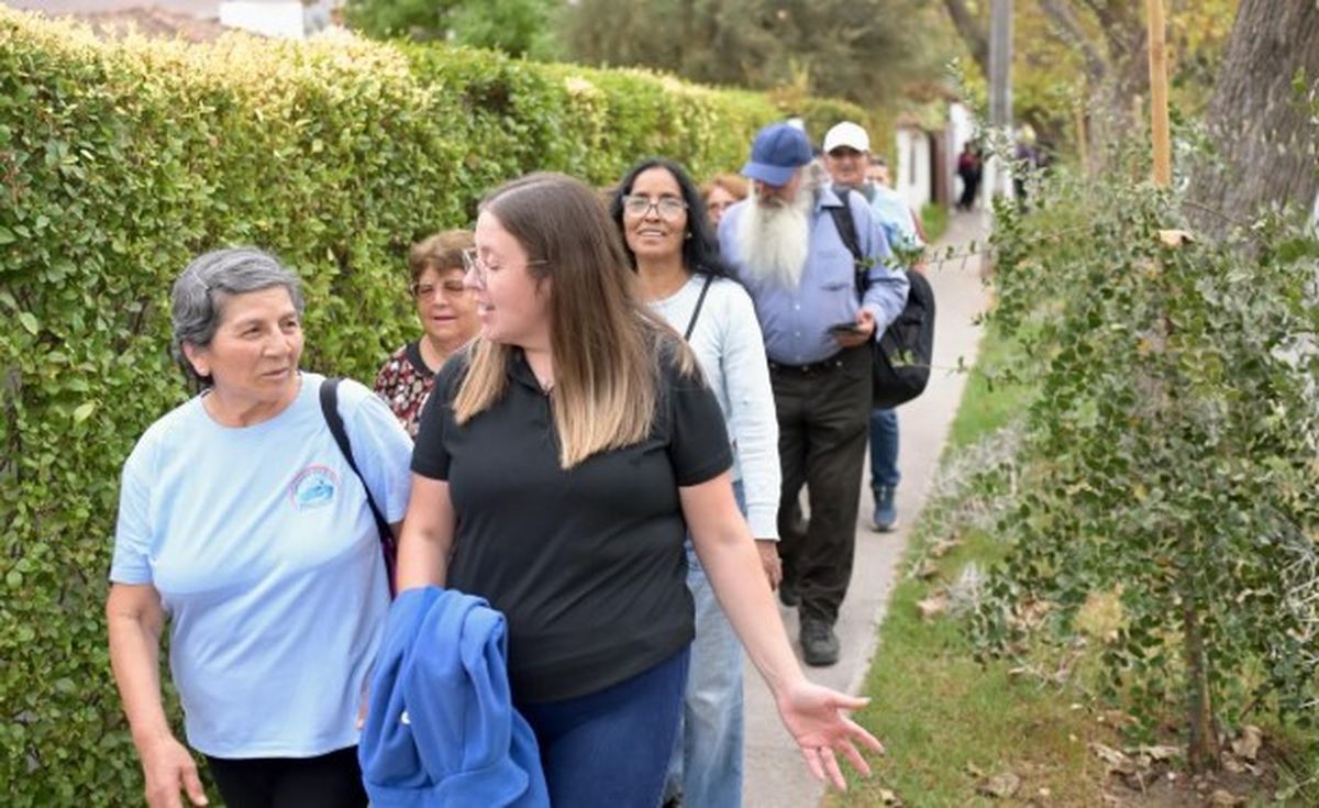 Caminar es una actividad cada vez más extendida en los municipios. Caminar es una actividad cada vez más extendida en los municipios.