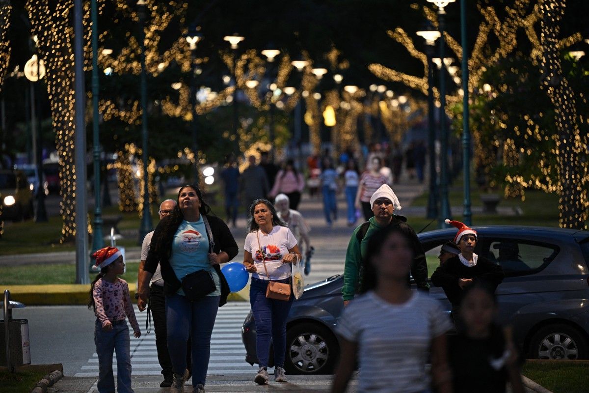 Caracas, Venezuela:La gente camina bajo las decoraciones navideñas en el bulevar Los Próceres en Caracas el 19/12/2025. Caracas, Venezuela:La gente camina bajo las decoraciones navideñas en el bulevar Los Próceres en Caracas el 19/12/2025.