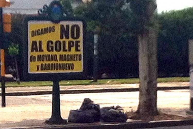 Afiches que aparecieron en la ciudad. Fuente: La Nación.