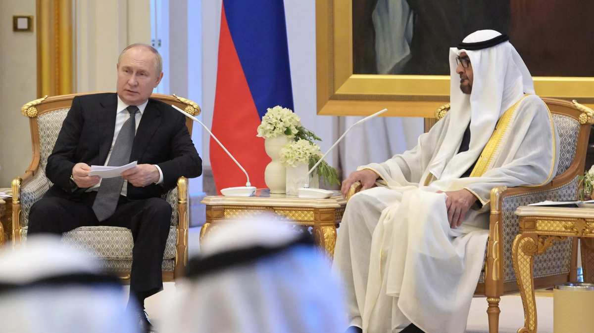 Vladimir Putin (Rusia) junto al presidente de Emiratos Árabes Unidos jeque Mohamed bin Zayed al Nahayan. Vladimir Putin (Rusia) junto al presidente de Emiratos Árabes Unidos jeque Mohamed bin Zayed al Nahayan.
