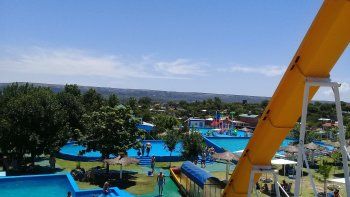 El parque acuático con un tobogán extremo y cinco piletas. El parque acuático con un tobogán extremo y cinco piletas.