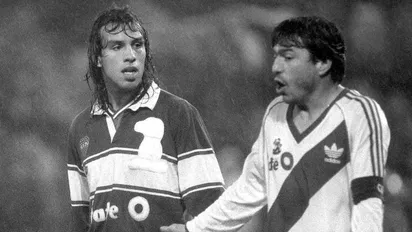 El partido final de Passarella: expulsado y mojado pero con victoria