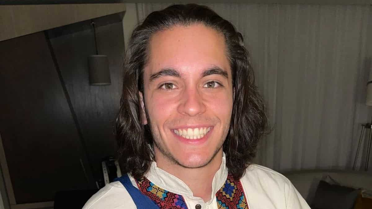 Carlos Eduardo Espina utiliza TikTok para romper la barrera del idioma y conectar con millones de latinos en USA. El joven uruguayo supo satisfacer un hambre radicalmente humano: que nos hablen en nuestra propia lengua y desde allí, satisfacer el ansia de cercanía y Carlos Eduardo Espina utiliza TikTok para romper la barrera del idioma y conectar con millones de latinos en USA. El joven uruguayo supo satisfacer un hambre radicalmente humano: que nos hablen en nuestra propia lengua y desde allí, satisfacer el ansia de cercanía y