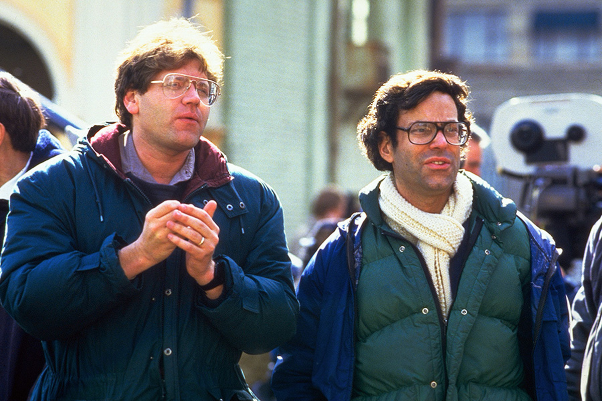 Robert Zemeckis y Bob Gale fueron los encargados de materializar el guión de Robert Zemeckis y Bob Gale fueron los encargados de materializar el guión de