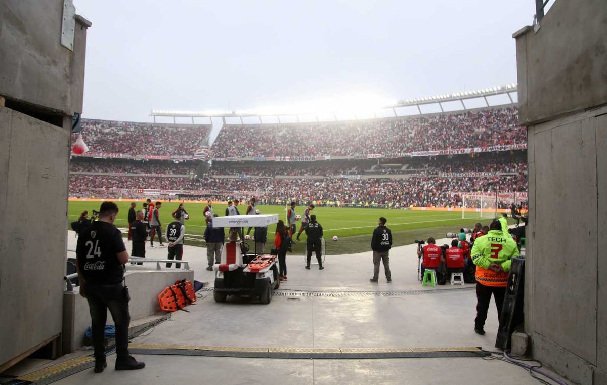 Sívori Alta fue el escenario protagonista del suspendido partido entre River Plate y Defensa y Justicia por la Liga Profesional de Fútbol: un simpatizante se arrojó. Foto NA: DAMIAN DOPACIO