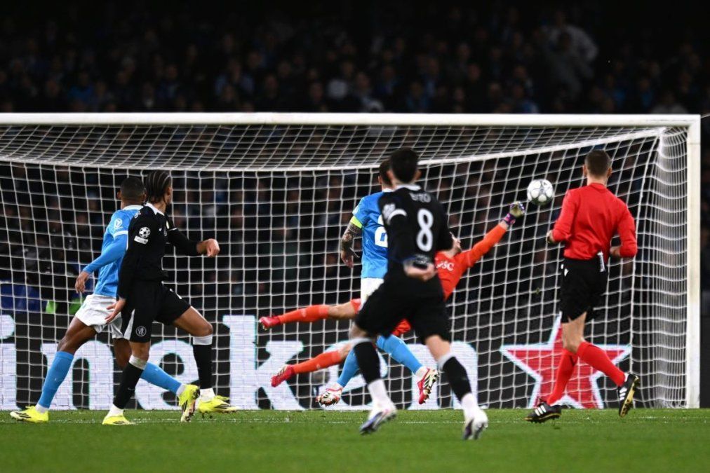 Joao Pedro y el momento exacto del empate 2 a 2, luego puso el 3 a 2.