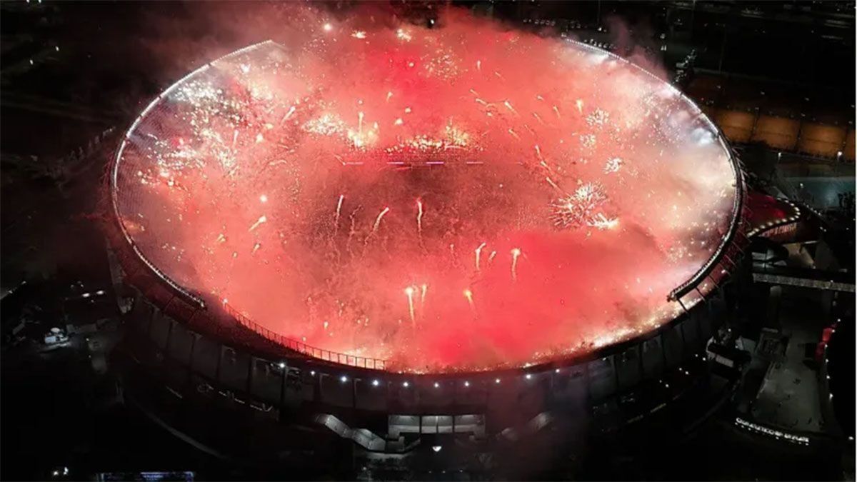 Elestadio Monumental fue clausurado tras el ingreso de pirotécnica que se usópara al recibiendo del plantel de River en la semifinal de vuelta de la CopaLibertadores.