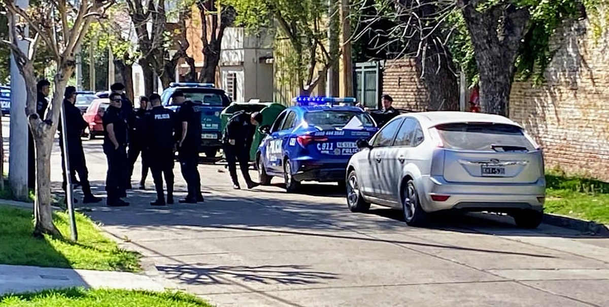 El auto que utilizaron los ladrones fue abandonado minutos después. El auto que utilizaron los ladrones fue abandonado minutos después. 