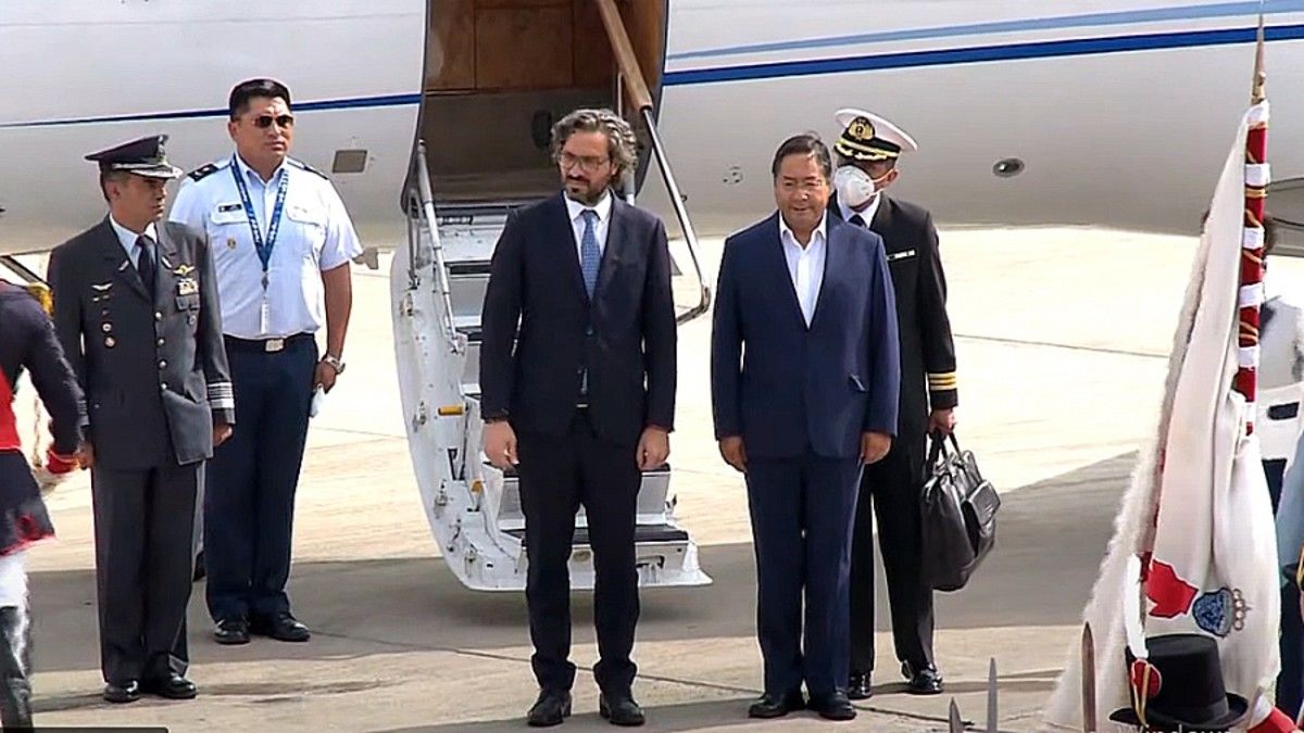 Santiago Cafiero recibiendo a Luis Arce.