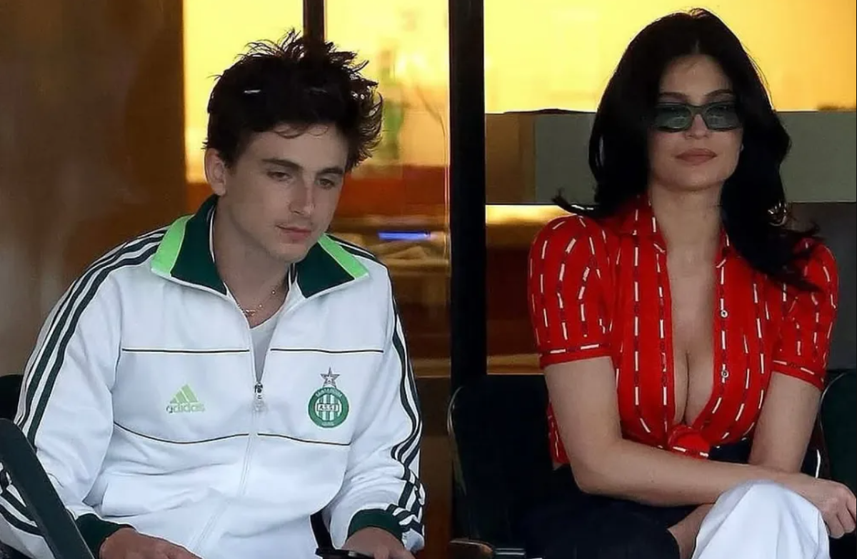 Timothée Chalamet junto a Kylie Jenner vistiendo una sudadera zip-up vintage del Saint-Étienne, un guiño previo a su fanatismo por el club francés. Timothée Chalamet junto a Kylie Jenner vistiendo una sudadera zip-up vintage del Saint-Étienne, un guiño previo a su fanatismo por el club francés.