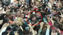 Una horda de militantes esperaba a Javier Milei en Almagro, donde votó.&nbsp;