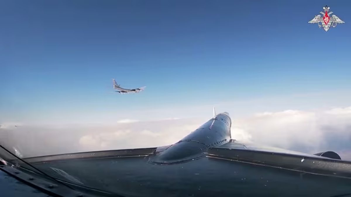 Interferencias rusas a las se&ntilde;ales de GPS en el B&aacute;ltico: En el video difundido por el Ministerio de Defensa ruso se ve un avi&oacute;n de combate F-16 con c&oacute;digo de cola AK (Alaska) desde la cabina de un bombardero