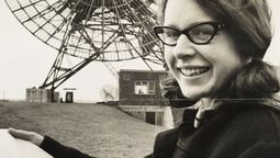 En 1967, una estudiante llamada Jocelyn Bell Burnell descubrió por accidente los púlsares. A pesar de haber revolucionado la física, el Nobel no fue para ella. En 1967, una estudiante llamada Jocelyn Bell Burnell descubrió por accidente los púlsares. A pesar de haber revolucionado la física, el Nobel no fue para ella.