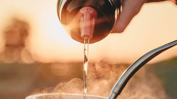 El 40% que la empresa continuará fabricando en Argentina corresponde al tradicional termo con ampolla de vidrio y en menor medida la línea de acero inoxidable. El 40% que la empresa continuará fabricando en Argentina corresponde al tradicional termo con ampolla de vidrio y en menor medida la línea de acero inoxidable.