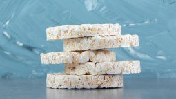 Cada 100 gramos, las galletas de arroz aportan 383 kcal. Por su parte, 100 gramos de pan blanco aportan 240 kcal y 251 kcal el integral.