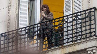 La Justicia autorizó: CFK puede salir al balcón, pero...