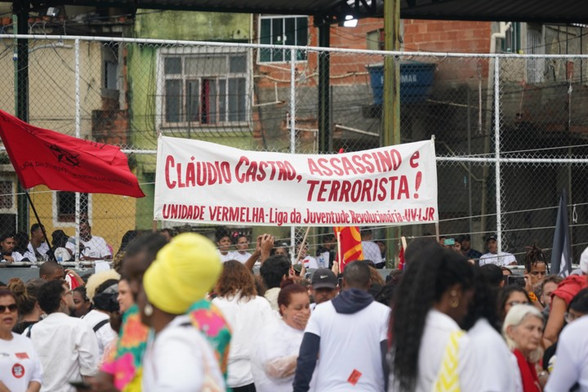 Familiares de los muertos del CV en el operativo se manifestaron este viernes contra esas fuerzas y contra el gobernador del Estado, Claudio Castro. Familiares de los muertos del CV en el operativo se manifestaron este viernes contra esas fuerzas y contra el gobernador del Estado, Claudio Castro.