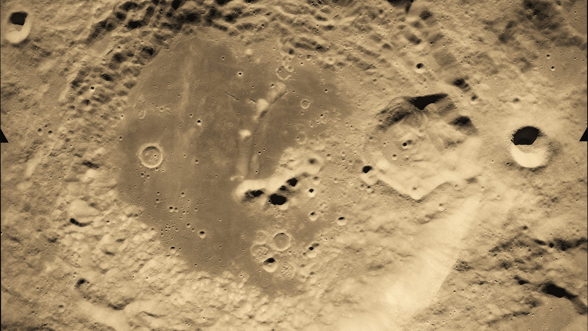 El cráter Einstein es una gran formación de impacto de 171 km de diámetro situada en el extremo occidental de la cara visible de la Luna. El cráter Einstein es una gran formación de impacto de 171 km de diámetro situada en el extremo occidental de la cara visible de la Luna.
