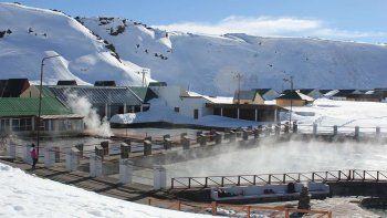 las termas en la patagonia con piscinas frente a la nieve las termas en la patagonia con piscinas frente a la nieve