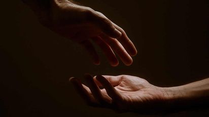 Leda Bergonzi vs. Padre Ignacio: 2 versiones diferentes del catolicismo carismático
