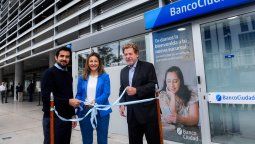 Guillermo Laaje y funcionarios del Banco Ciudad al inaugurar la sucursal del Barrio Miujica Guillermo Laaje y funcionarios del Banco Ciudad al inaugurar la sucursal del Barrio Miujica
