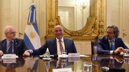 El jefe de Gabinete, Juan Manzur, que tendrá a Olmos como Vice,&nbsp; junto a los ministros Santiago Cafiero (Cancillería, der.) y Jorge Taiana (Defensa).&nbsp;