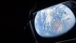 ArtemIs II: El astronauta Reid Wiseman mira la Tierra por una de las ventanas de la cabina principal Orio. ArtemIs II: El astronauta Reid Wiseman mira la Tierra por una de las ventanas de la cabina principal Orio.