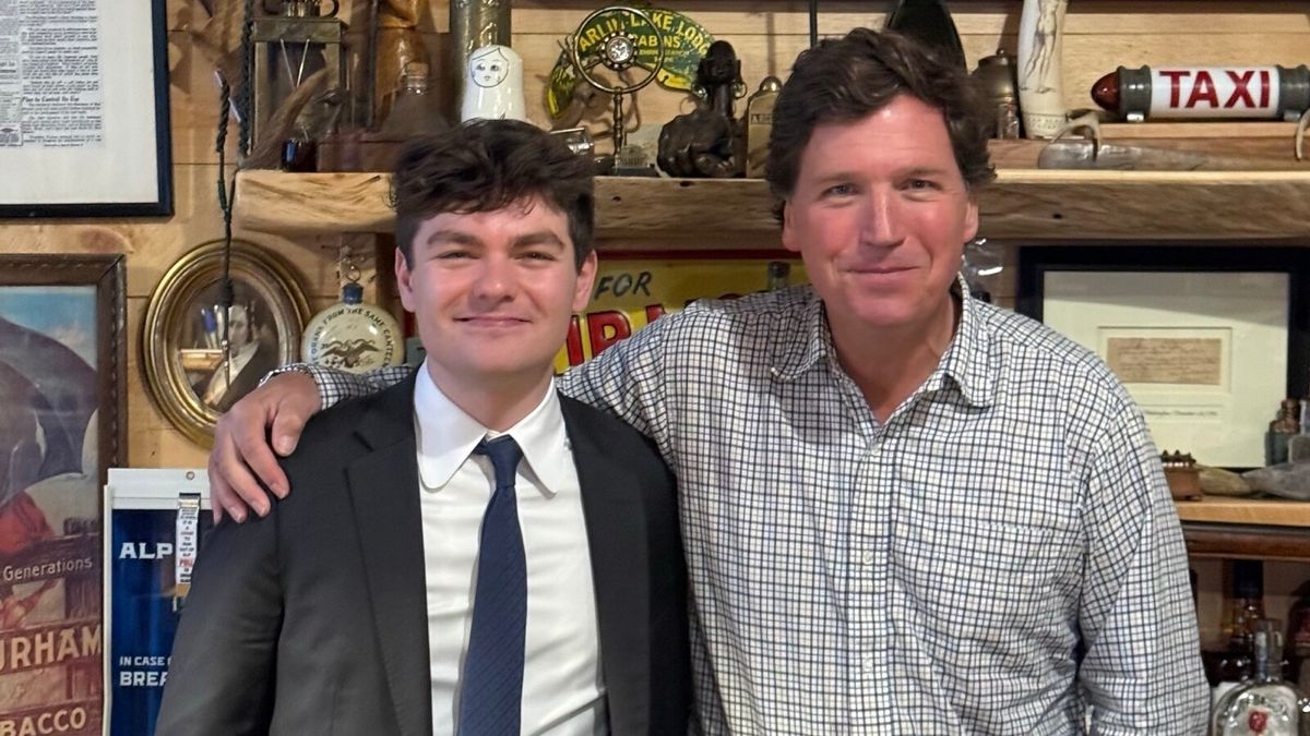 Tucker Carlson y el joven Nick Fuentes.