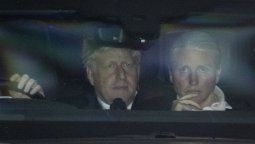 altText(Salvado por la campana: Boris Johnson zafa de nuevo)}