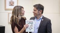 Axel Kicillof junto a la vicepresidenta española Yolanda Díaz durante su encuentro en Madrid. El gobernador presentó su libro De Smith a Keynes en medio de una gira que busca fortalecer su proyección internacional. Axel Kicillof junto a la vicepresidenta española Yolanda Díaz durante su encuentro en Madrid. El gobernador presentó su libro De Smith a Keynes en medio de una gira que busca fortalecer su proyección internacional.