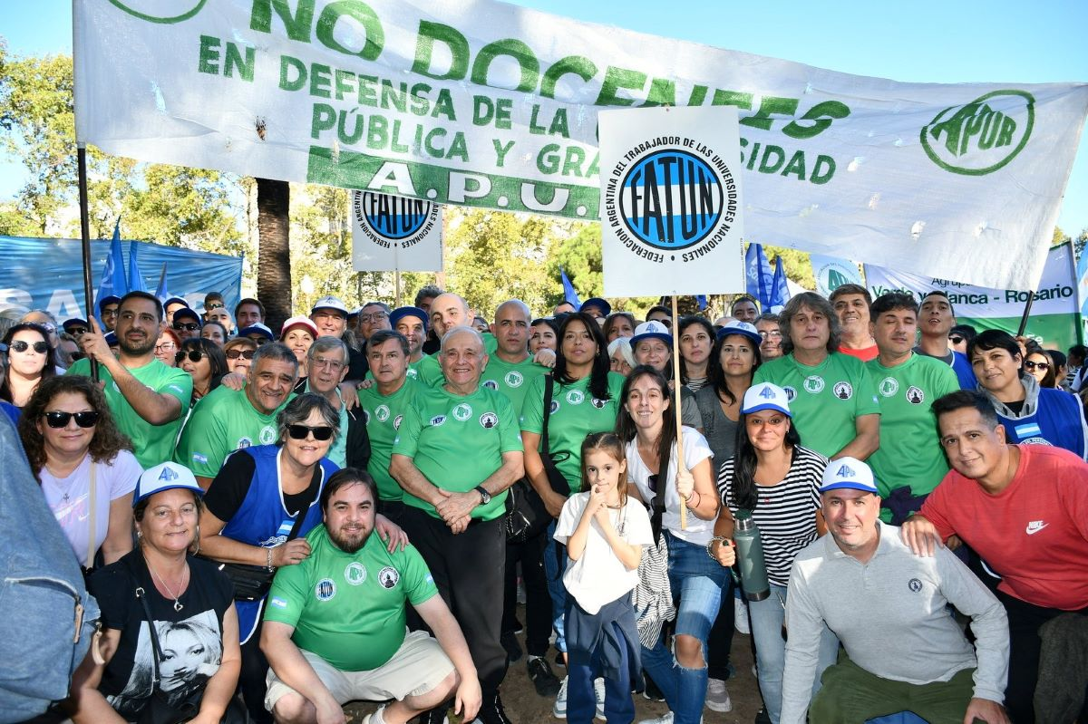 Los trabajadores no docentes también adhieren. Los trabajadores no docentes también adhieren. 
