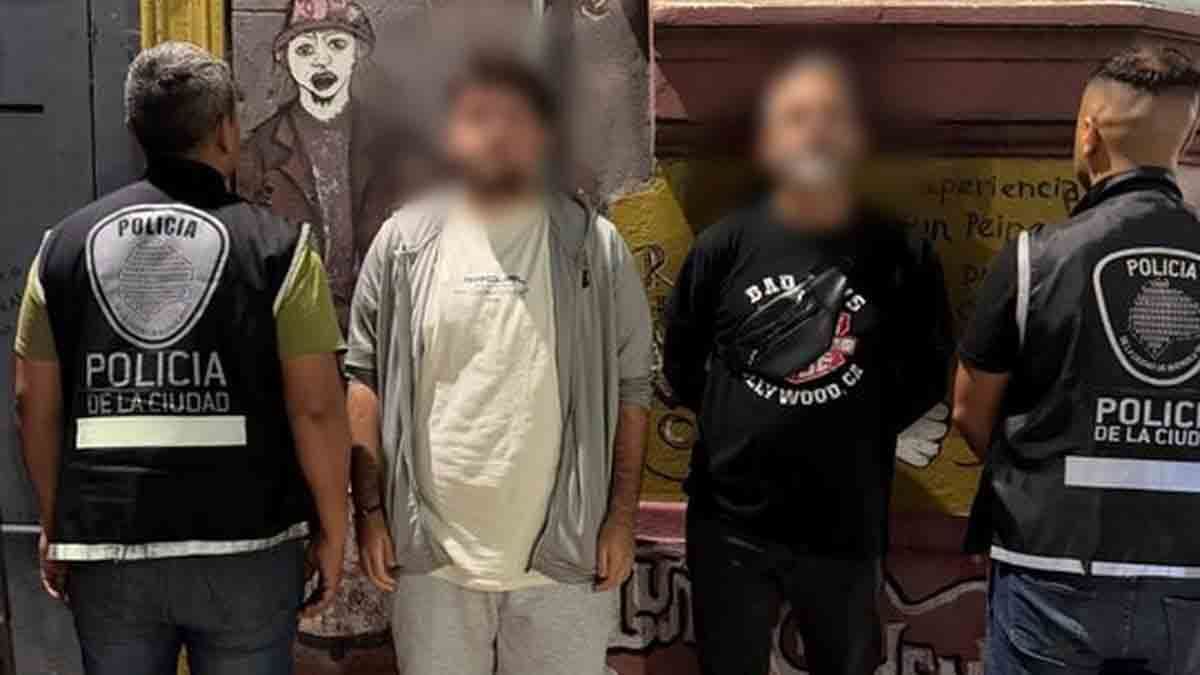 LaPolicía de la Ciudad detuvo a dos hombres que vendían entradas falsas aturistas extranjeros para el partido Huracán y Central Córdoba del TorneoClausura.