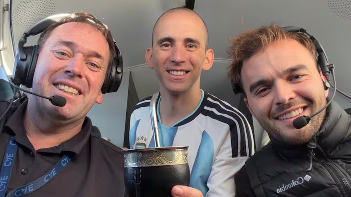 Nahuel Gallo junto a los pilotos de Baires Fly. El gendarme regresaba a Argentina Nahuel Gallo junto a los pilotos de Baires Fly. El gendarme regresaba a Argentina