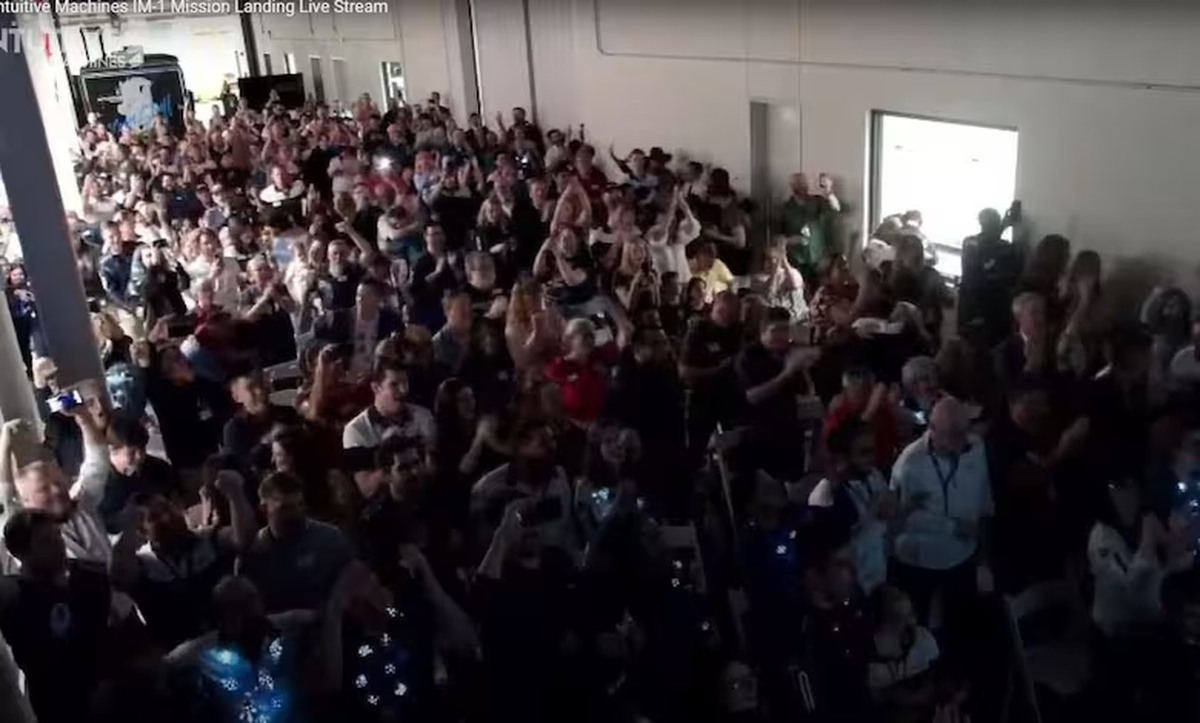 Trabajadores del Scorpius Space Launch Company (SSLC) celebrando el alunizaje Trabajadores del Scorpius Space Launch Company (SSLC) celebrando el alunizaje