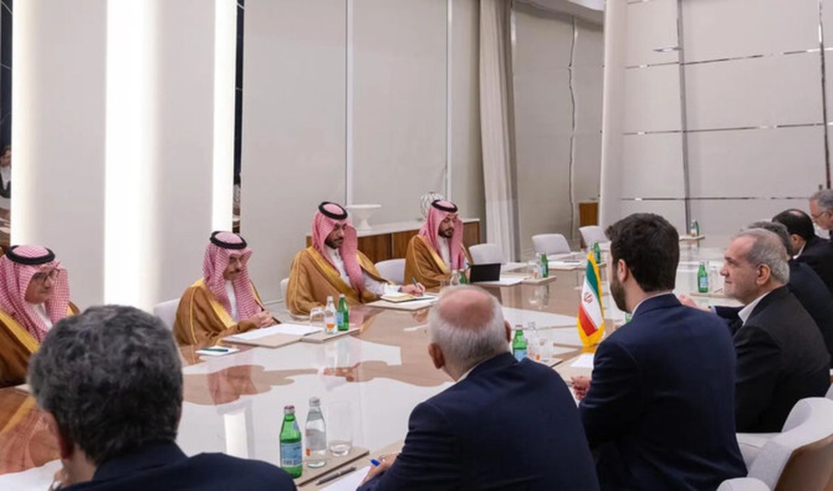 El presidente de Irán, Masoud Pezeshkian, recibió en Doha al ministro de Asuntos Exteriores de Arabia Saudita, el príncipe Faisal bin Farhan. El presidente de Irán, Masoud Pezeshkian, recibió en Doha al ministro de Asuntos Exteriores de Arabia Saudita, el príncipe Faisal bin Farhan.