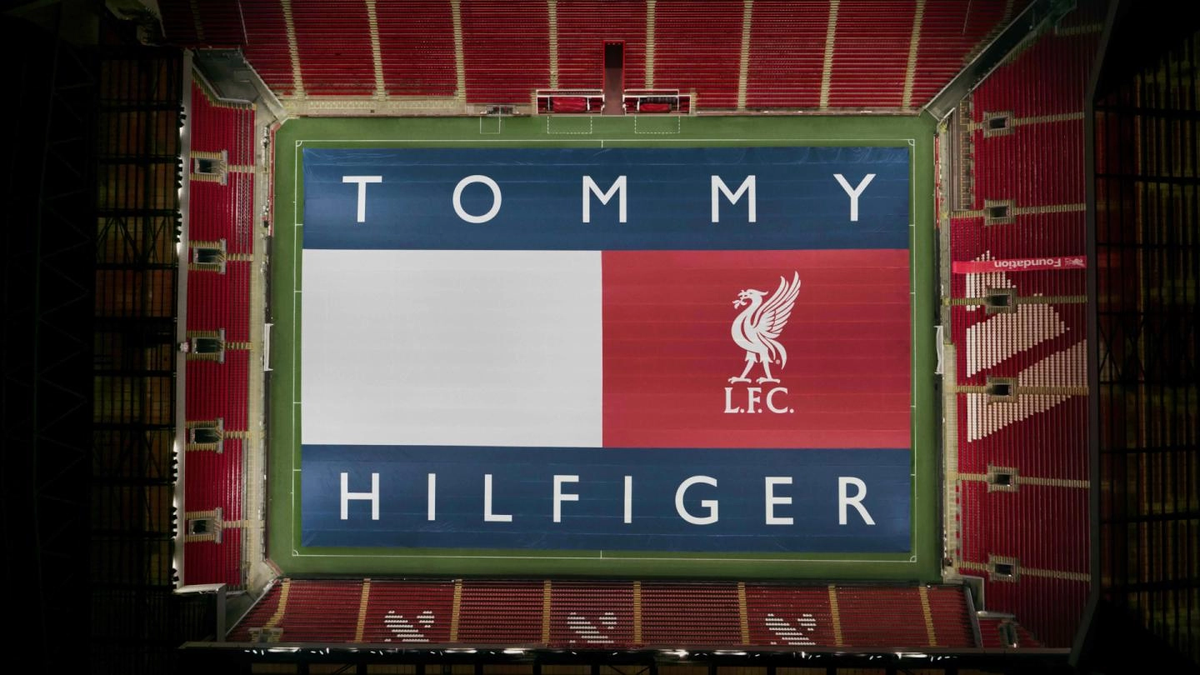 La empresa diseñó una bandera gigante que desplegó en el estadio de Anfield La empresa diseñó una bandera gigante que desplegó en el estadio de Anfield