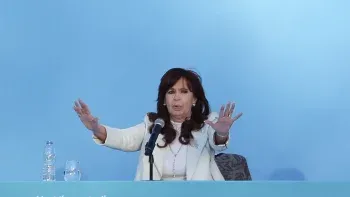 Con otro video de archivo, CFK la sigue contra Luis Caputo