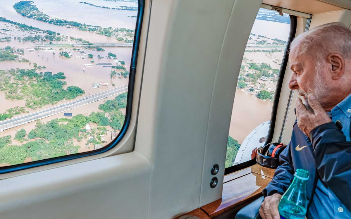 El presidente de Brasil, Luiz Inácio Lula da Silva, mira desde un helicóptero un área afectada por las inundaciones en Porto Alegre, estado de Rio Grande do Sul, Brasil El presidente de Brasil, Luiz Inácio Lula da Silva, mira desde un helicóptero un área afectada por las inundaciones en Porto Alegre, estado de Rio Grande do Sul, Brasil