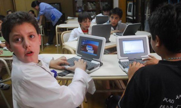 Alumnos estudiando con las netbooks... sí, claro